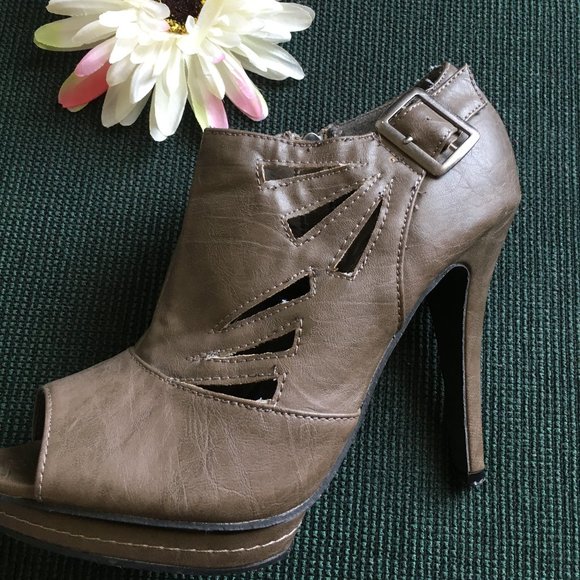 Dollhouse Peep Toe Pumps with 4" Heel - Picture 1 of 6
